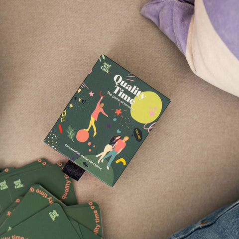 Quality Time-Schachtel und Karten auf dem Sofa