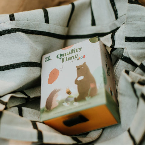 Quality Time Kids-Schachtel auf einer gestreiften Decke