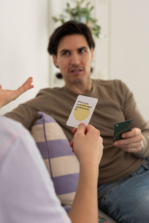 Mann hört zu, während eine Quality Time-Fragekarte vorgelesen wird