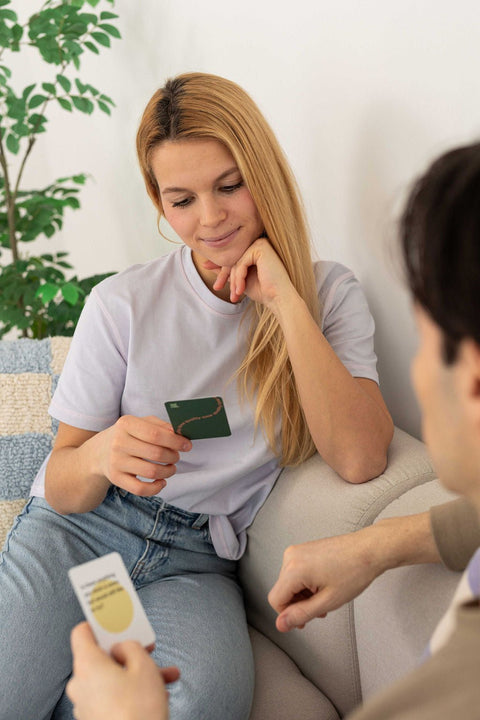 Frau liest mit ihrem Partner eine Quality Time-Karte